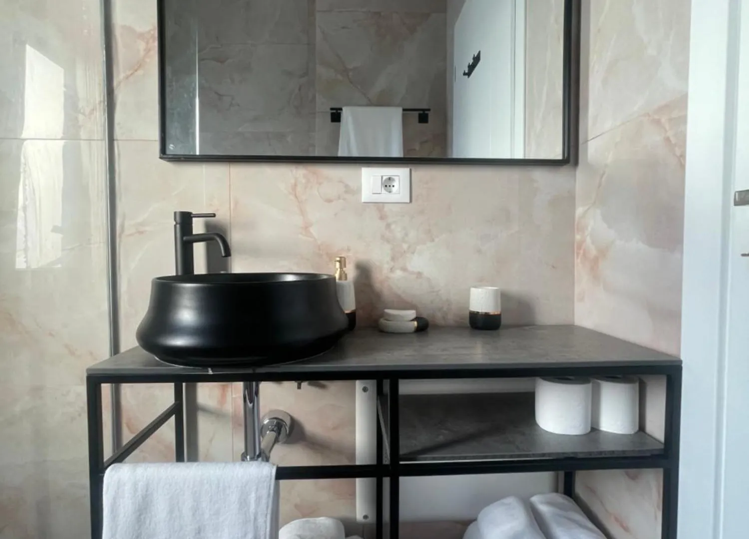 Elysium Apartment Tiran 0*,